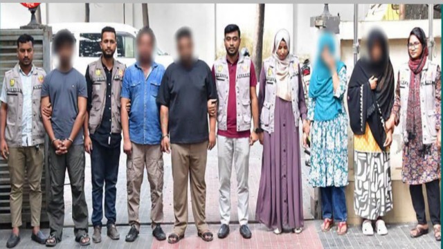 ঢাকায় ‘হানি ট্র্যাপ’ চক্রের মূল হোতাসহ গ্রেপ্তার ৫, উদ্ধার টর্চার বেল্ট ও ফাঁকা চেক